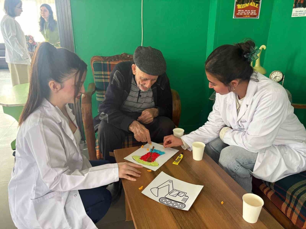 Üniversite öğrencilerinden yaşlılara yönelik anlamlı etkinlik
