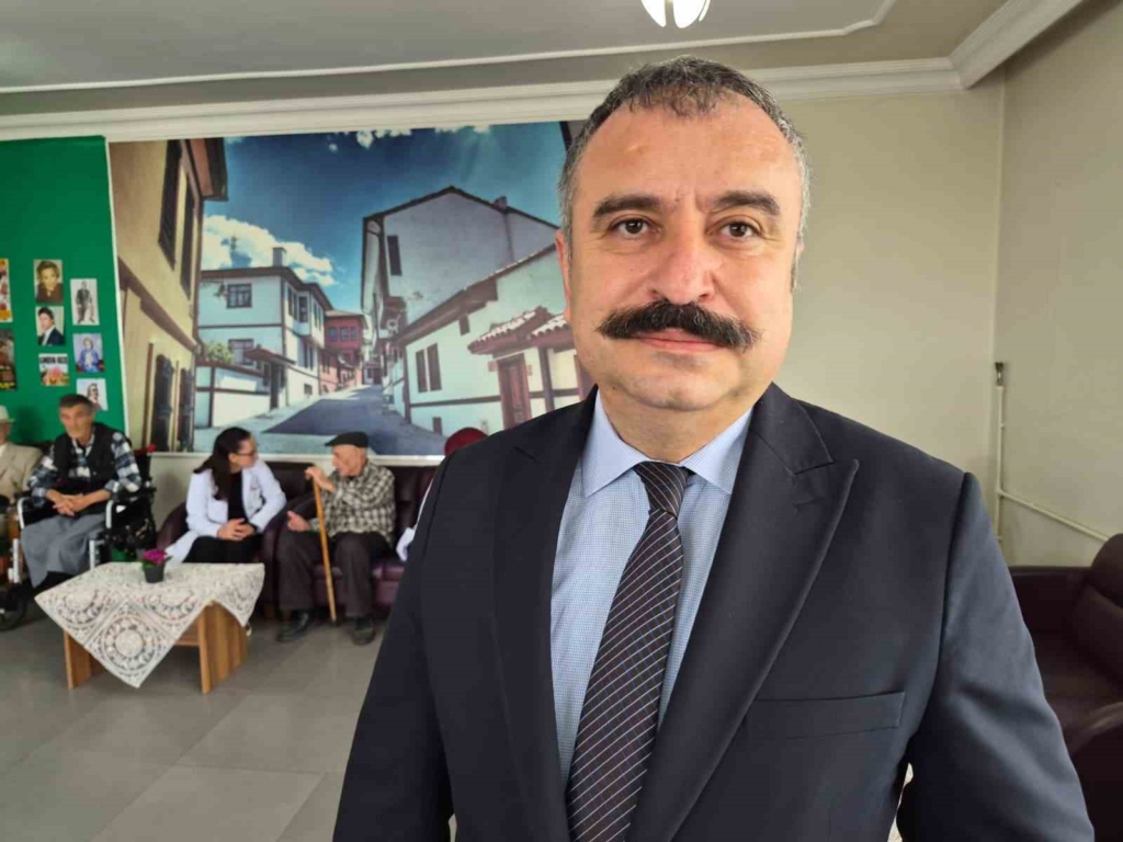 Üniversite öğrencilerinden huzurevinde kalan yaşlılara özel etkinlik
