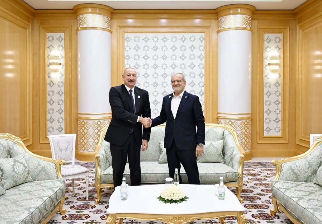 Azerbaycan Cumhurbaşkanı Aliyev, İran Cumhurbaşkanı Pezeşkiyan’la bir araya geldi