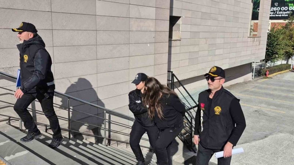 Evinde misafir ettiği şahsın bıçakla ölümüne ilişkin gözaltına alınan kadın tutuklandı