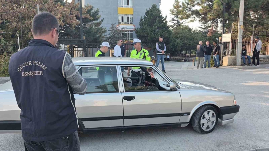 İl Emniyet Müdürlüğünden okul çevreleri ve servis araçlarına denetim