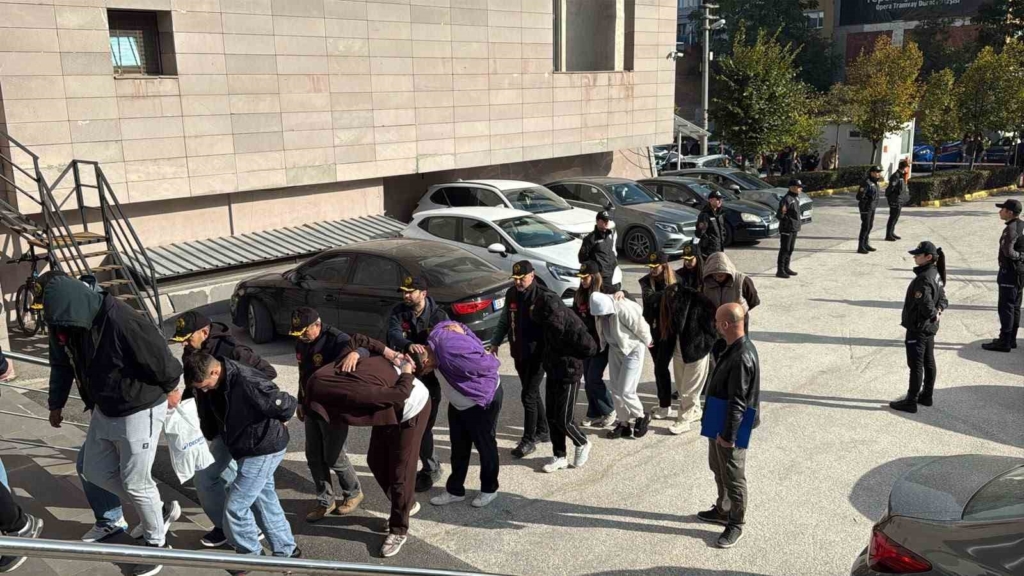 Eskişehir merkezli 5 ildeki fuhuş operasyonunda yakalanan 17 şüpheli adliyeye sevk edildi