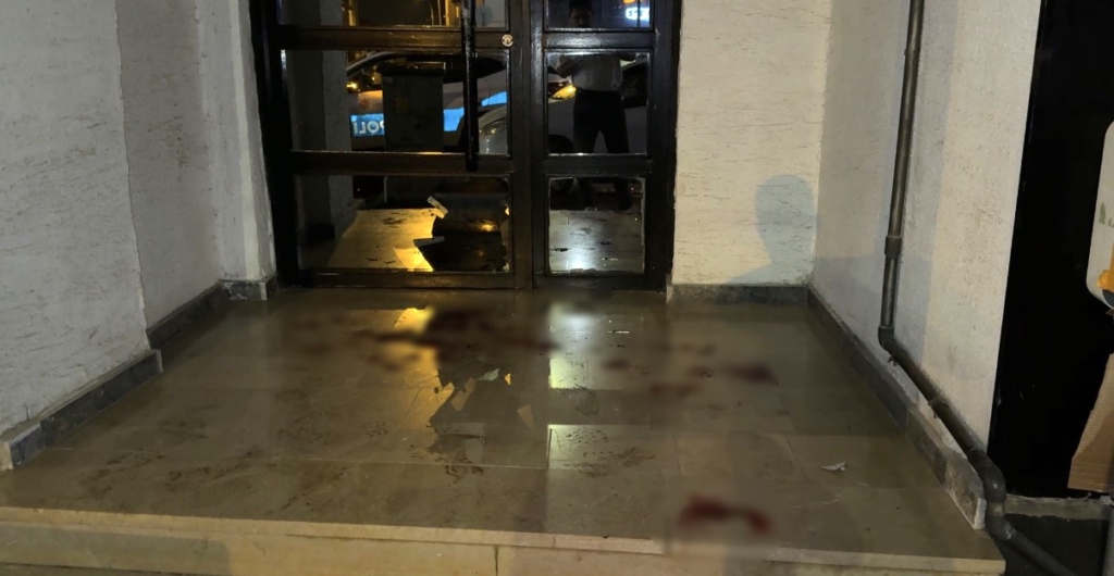 Alkollü şahıs apartman kapısının camını kırdı, ağır yaralandı