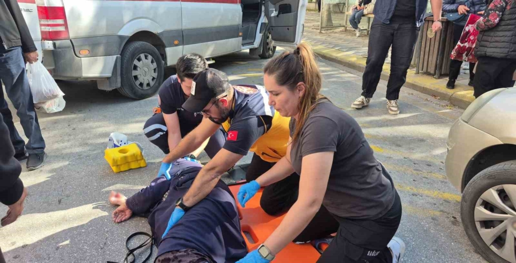 Yaşlı kadına çarpan gencin panik anları