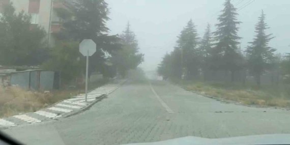Sivrihisar’da yoğun sis görüş mesafesini düşürerek ulaşımı yavaşlattı