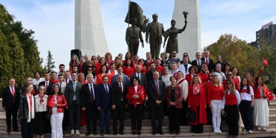 ESOGÜ’de Cumhuriyetin 103. yılı dev Türk bayrağıyla kutlandı