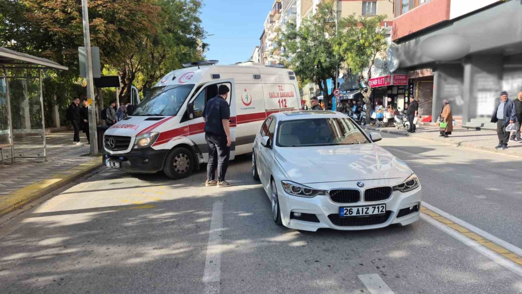 Yaşlı kadına çarpan gencin panik anları