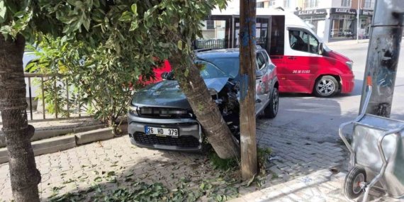 Eskişehir’de kontrolden çıkan otomobil ağaca çarparak durdu: Yaralı yok