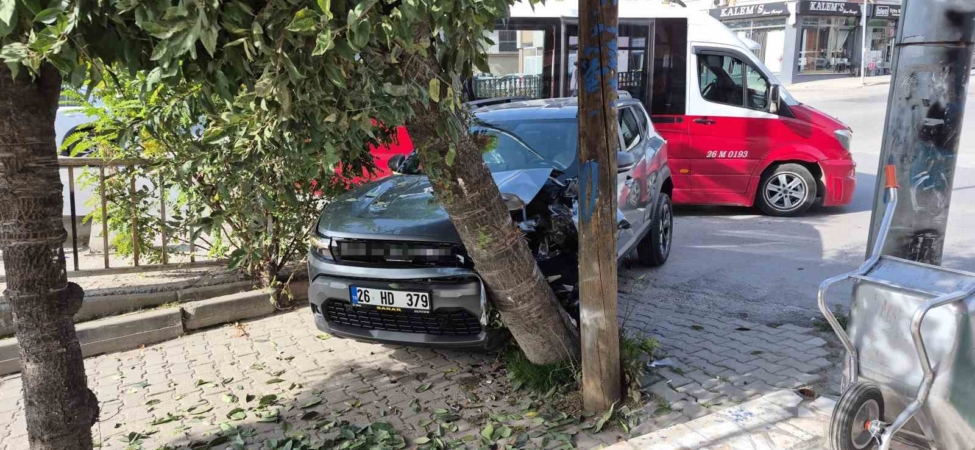 Kontrolden çıkan otomobil ağaca çarparak durabildi