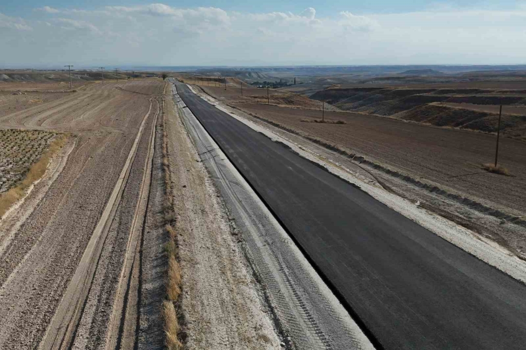 Sivrihisar-Çeltik bağlantı yolunda asfalt çalışmaları devam ediyor