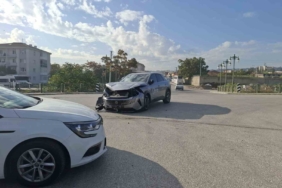 İki sokak kesişimindeki trafik kazası maddi hasarla atlatıldı