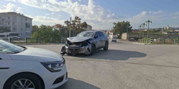 Eskişehir’de iki aracın çarpıştığı kavşakta ağır hasar