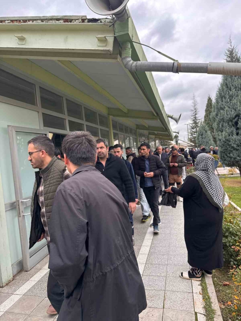 Cuma namazı çıkışında çöp poşeti ile dilendi