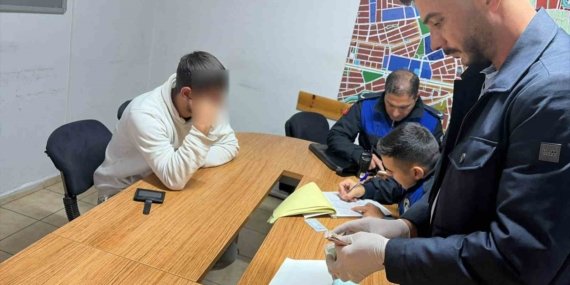 Yalan söyleyerek tramvayda para toplayan dilenciye zabıta engeli
