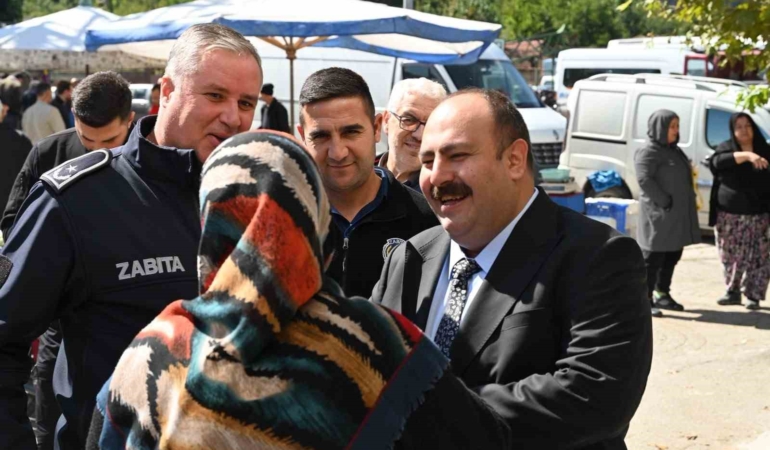 Başkan Hamamcı kapalı pazarda esnaf ve vatandaşları dinledi