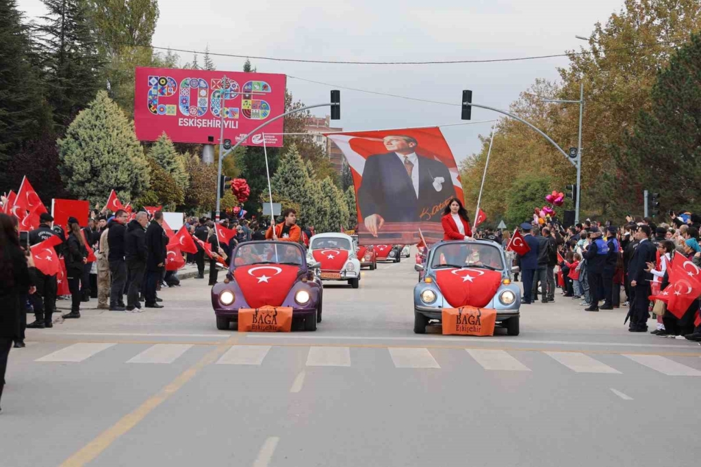 Eskişehir’de Cumhuriyet coşkusu cadde ve sokakları sardı
