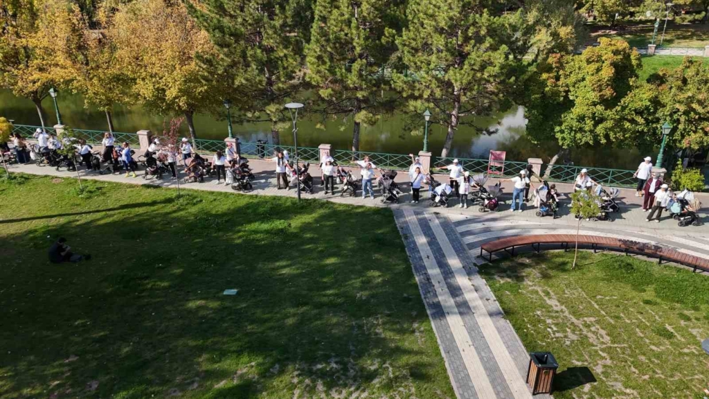 Eskişehir’de 75 anne aynı anda bebekleriyle birlikte egzersiz yaptı
