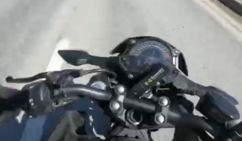 Eskişehir’de şerit değiştiren motosiklet sürücüsü yere savruldu