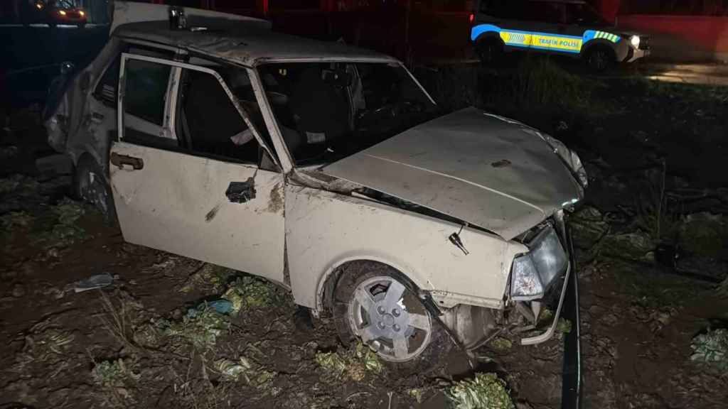 Polisin ’dur’ ihtarına uymayan otomobil tarlaya uçtu: 1 yaralı