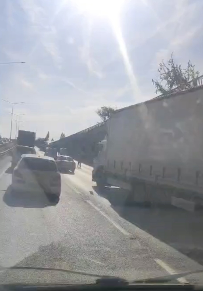 Dev rüzgar türbini kanadı trafiği yavaşlattı