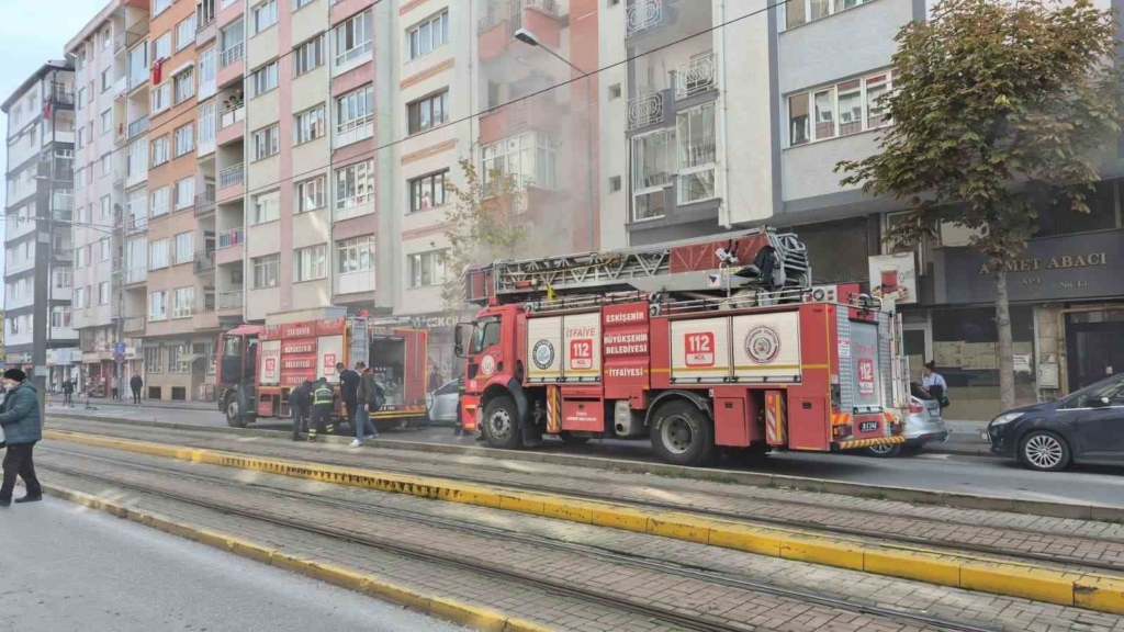 Dükkanında yangın çıkan kadın gözyaşları içinde kaldı: "Bütün mallarım gitti, dükkanım gitti"
