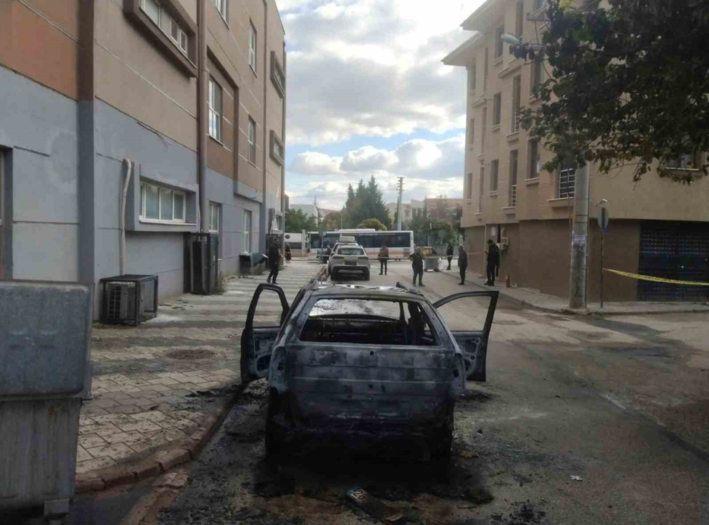 Kundaklandığı iddia edilen otomobil küle döndü