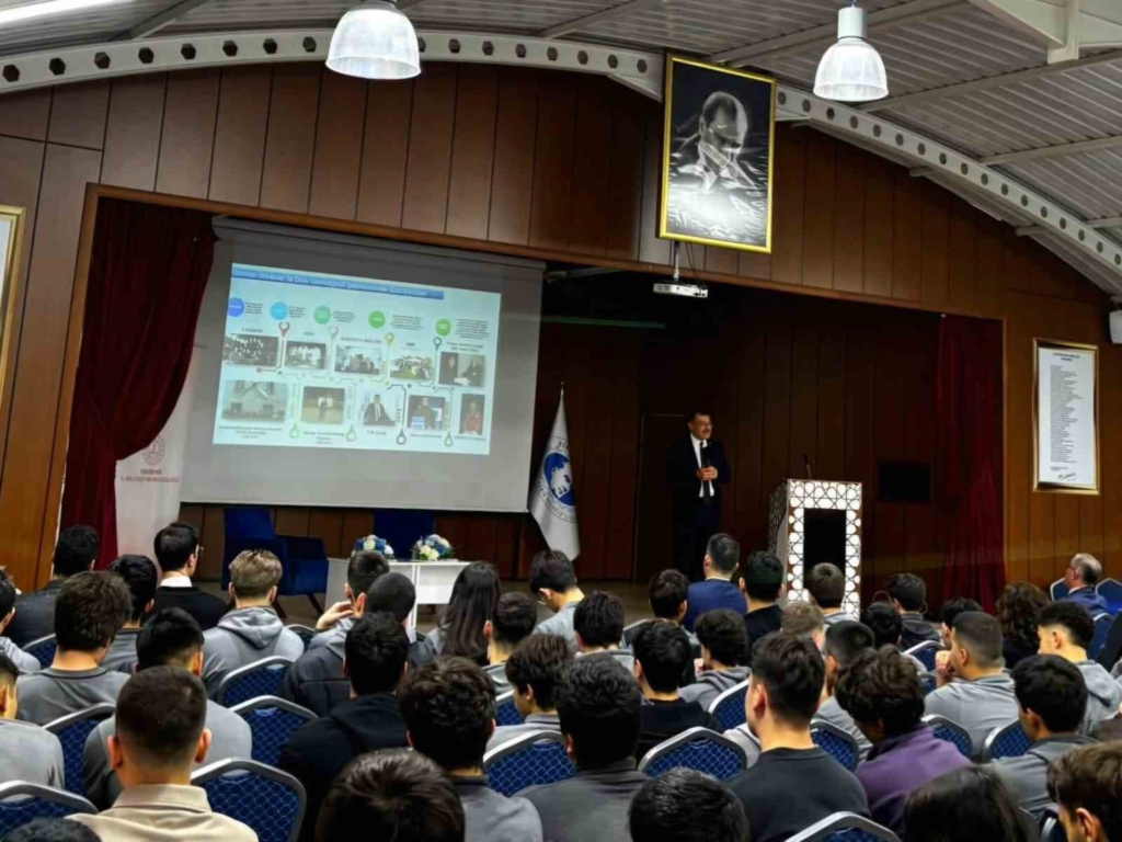 Mezun olduğu okulda öğrencilerle buluştu