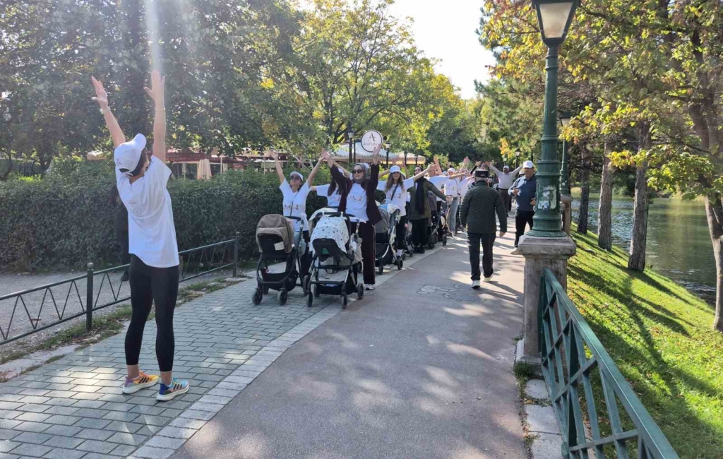 Eskişehir’de 75 anne aynı anda bebekleriyle birlikte egzersiz yaptı