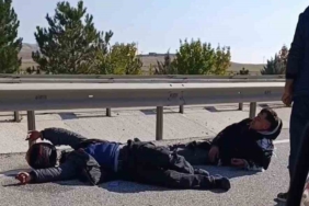 Kontrolden çıkan motosiklet orta refüje çarptı, 2 yaralı