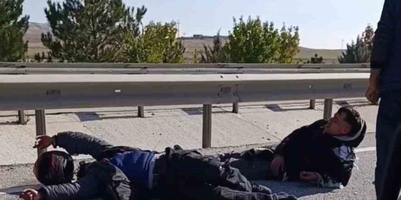 Sivrihisar’da refüje çarpan motosiklette 2 kişi yaralandı