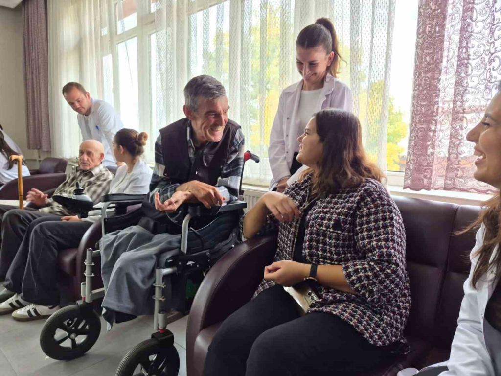 Üniversite öğrencilerinden huzurevinde kalan yaşlılara özel etkinlik