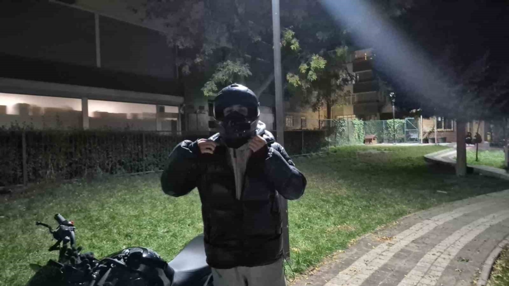 Kadın sürücü trafikte tartıştığı motosikletlinin üzerine yürüdü