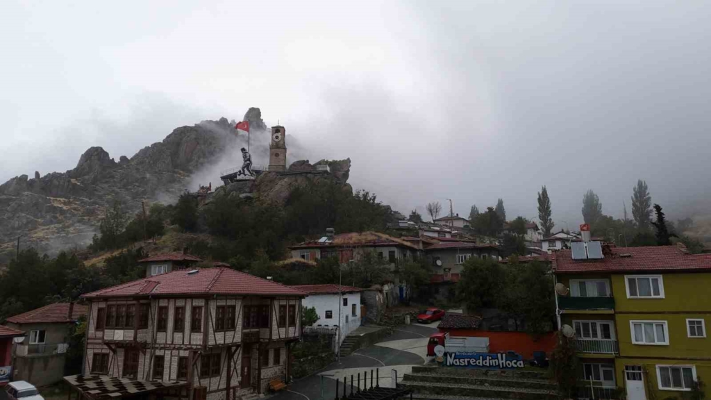 Sivrihisar’da etkili olan sis dağları kapladı