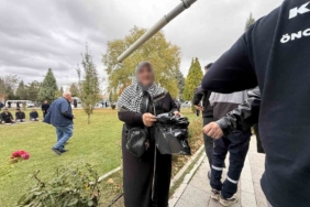 Cuma namazı çıkışında çöp poşeti ile dilendi