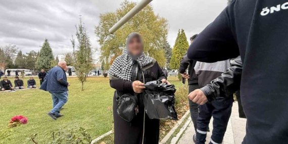 Eskişehir’de cami çıkışında çocuğuyla siyah poşetle dilendi