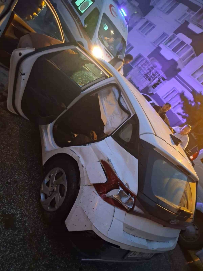 Eskişehir’de servis ile otomobil çarpıştı