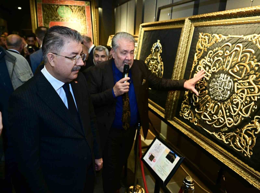 Mukaddes Emanetler ve Kâbe Örtüleri Sergisi açıldı