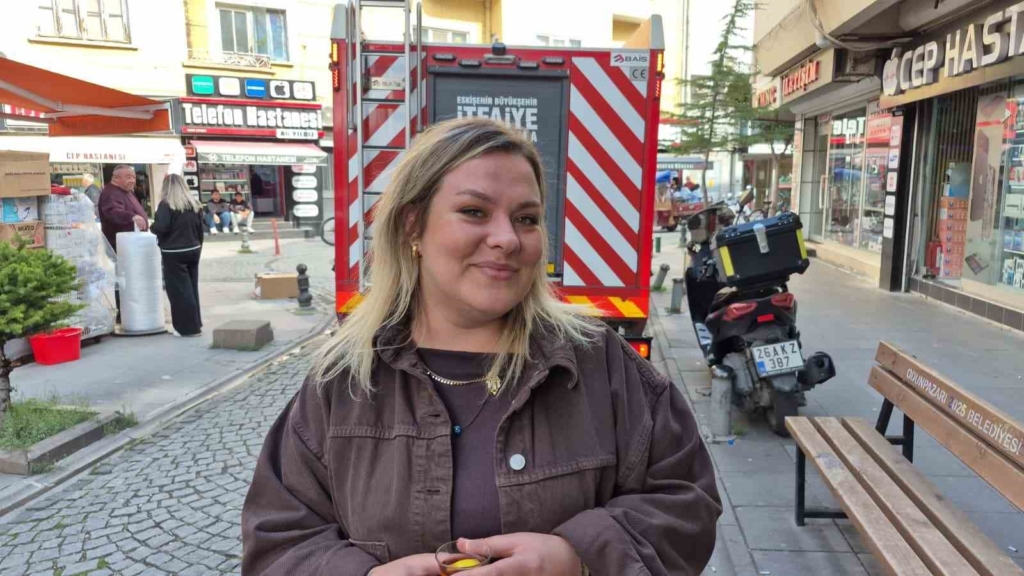 Ara sokakta duraklayan araçlar itfaiyeye engel oldu