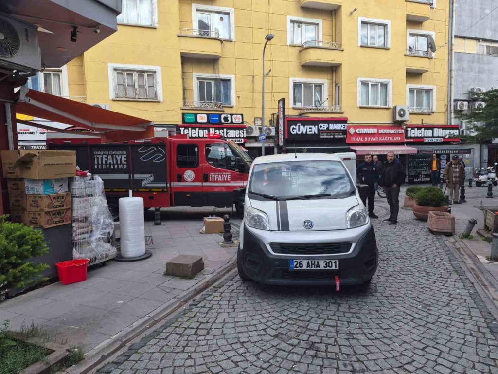Ara sokakta duraklayan araçlar itfaiyeye engel oldu
