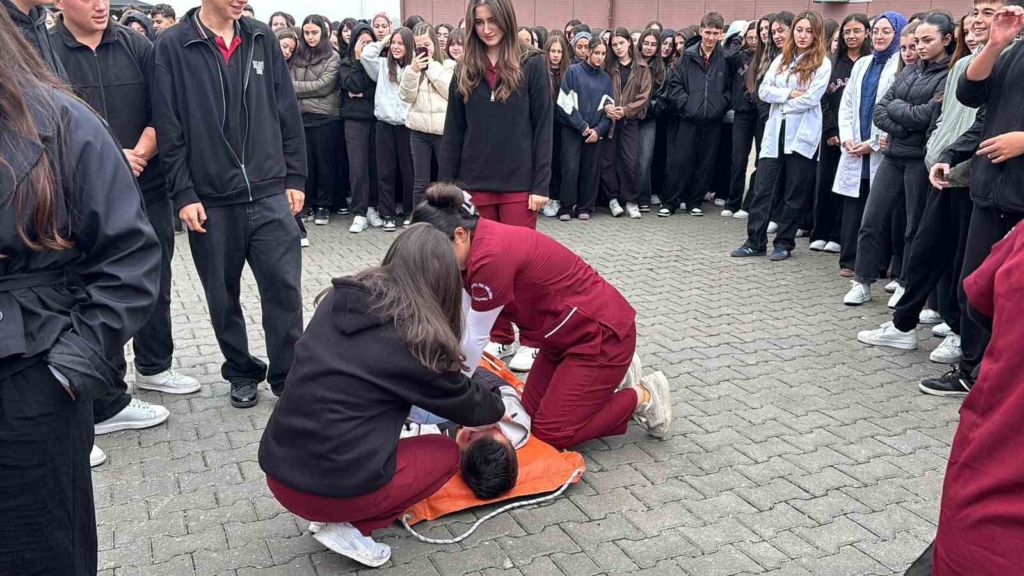 Tavşanlı’da liselilerden gerçeğini aratmayan deprem tatbikatı