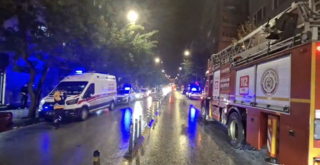 Eskişehir’de 3’üncü kattaki dairenin penceresine çıkan yaşlı adam ikna edilip hastaneye kaldırıldı