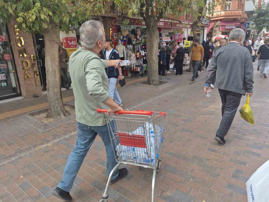 Eskişehir’de hayırseverler ile ihtiyaç sahiplerini buluşturan çaycı