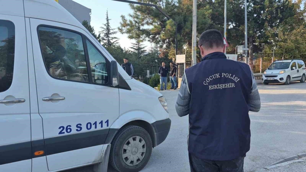 İl Emniyet Müdürlüğünden okul çevreleri ve servis araçlarına denetim