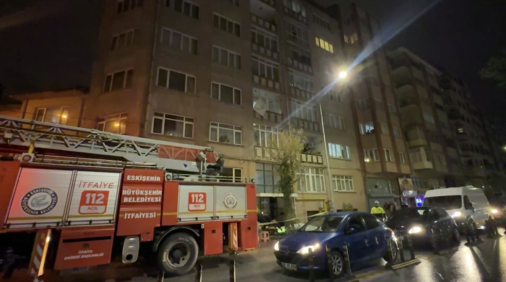 Eskişehir’de 3’üncü kattaki dairenin penceresine çıkan yaşlı adam ikna edilip hastaneye kaldırıldı