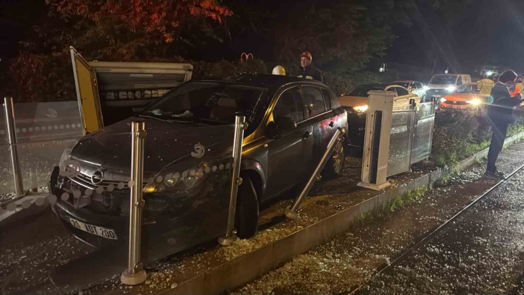Eskişehir’de otomobil tramvay durağına daldı: 1 yaralı