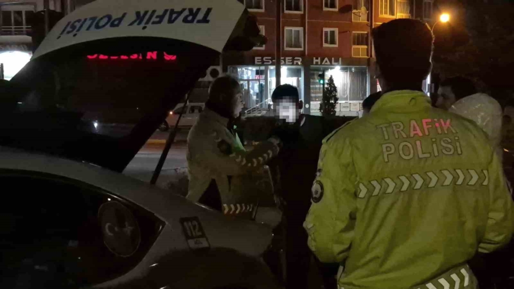 200 bin TL ceza yiyen sürücünün arkadaşları araç önünde plaka ile kameralara poz verdi