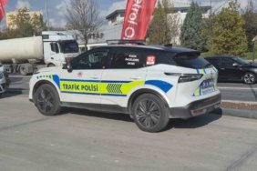 Akaryakıt istasyonu içerisinde otomobilin çarptığı kadın yaralandı