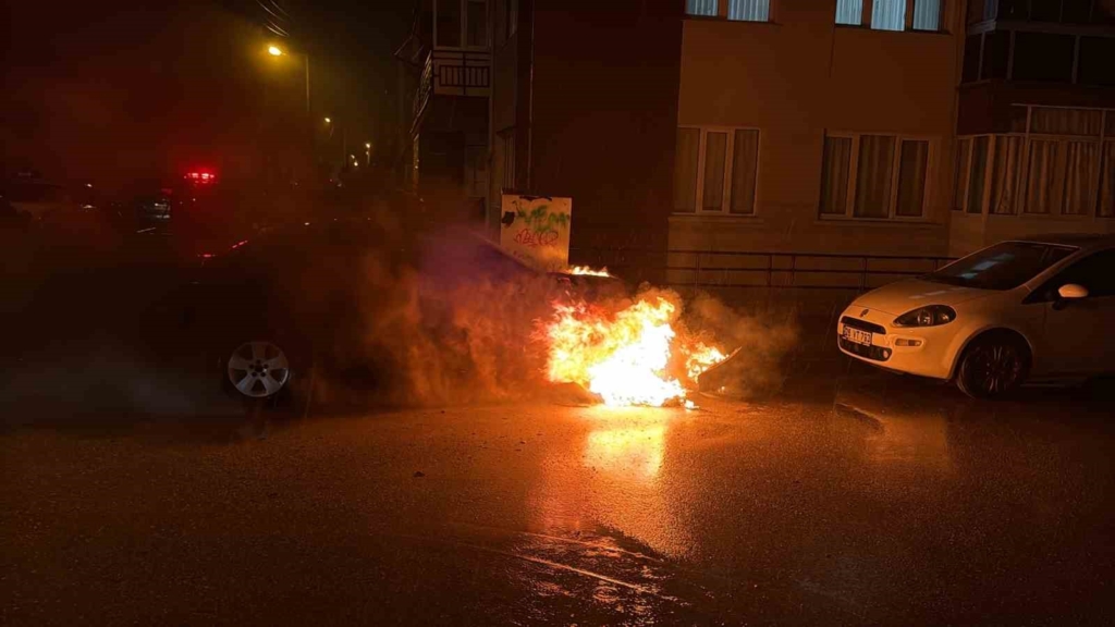 Kaza sonrası 2.27 promil alkollü sürücü yanan aracını sigara içerek izledi