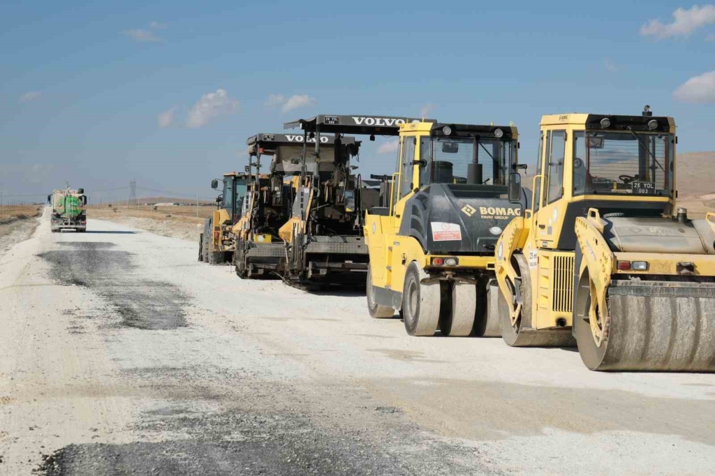 Sivrihisar-Çeltik bağlantı yolunda asfalt çalışmaları devam ediyor