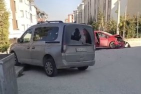 Eskişehir’de ticari araçla çarpışan otomobilin ön tarafı parçalandı